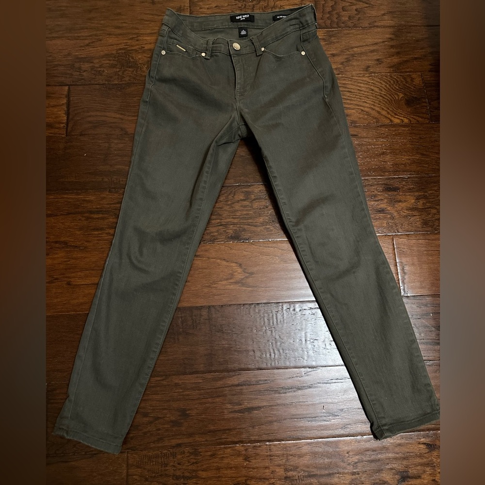 Ladies Nine West Jeans. hunter green color. Excellent condition. Size 4